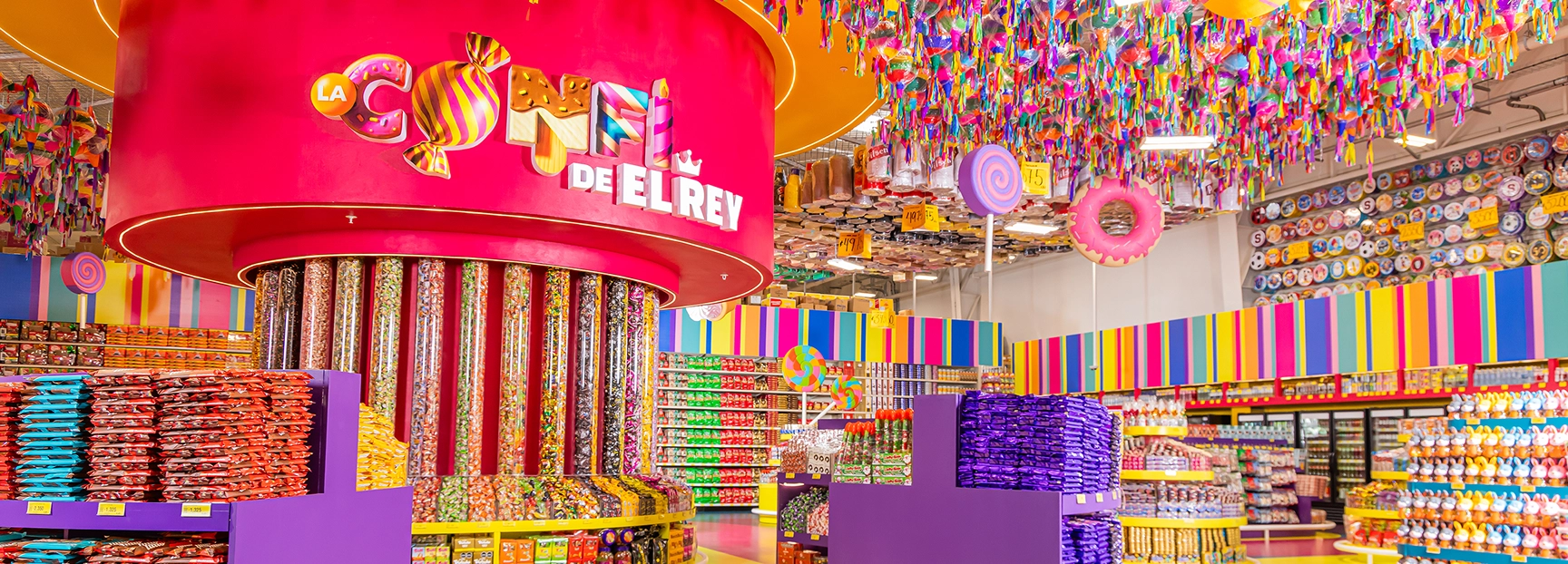 Interior de la confitería más grande del país