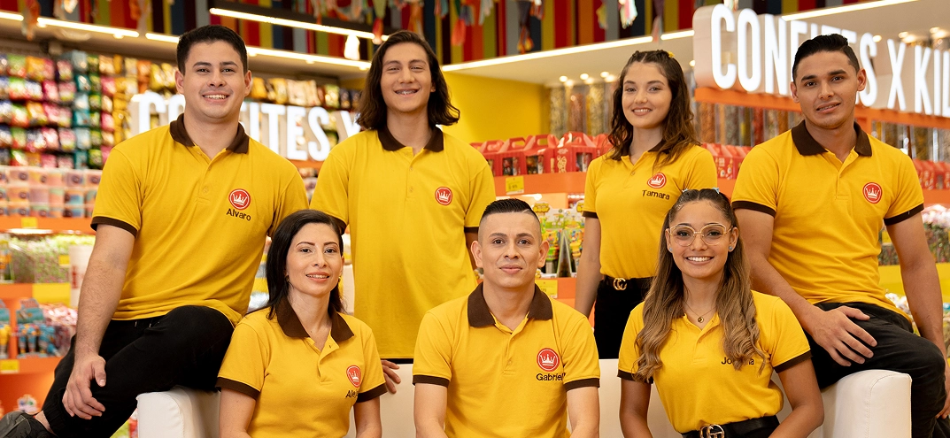 Equipo profesional de Almacenes El Rey trabajando juntos